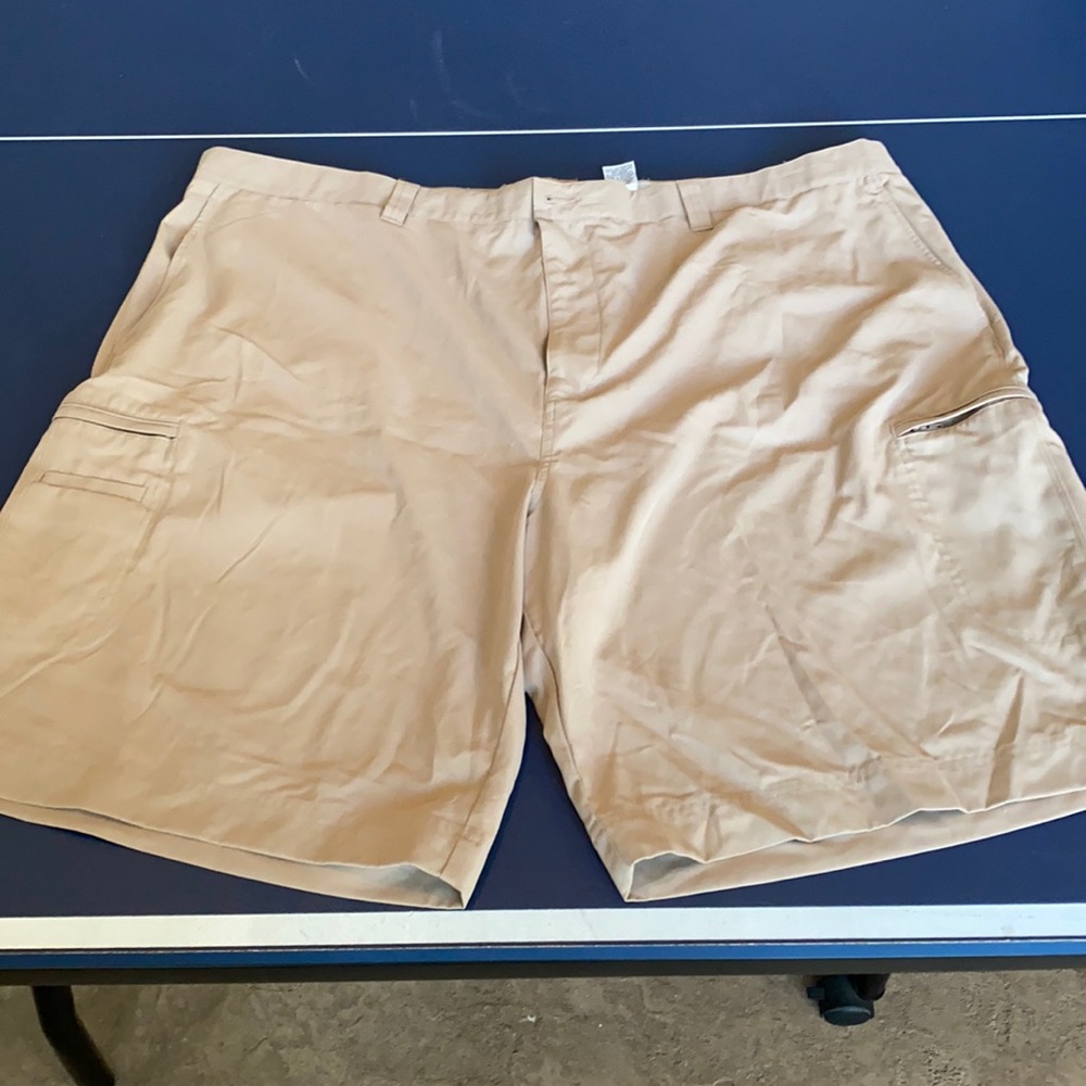 Mens Callaway golf shorts 50B Tan NWOT. Never worn